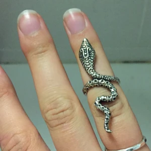  - Riktigt snygg ring som tyvärr är för liten. Har storlek 17 i ringar, tror denna är 15-16. 