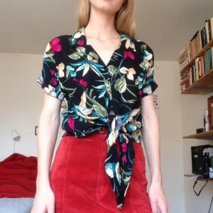  - 🌺Somrig knutblus 🌺  •köparen står för frakt•