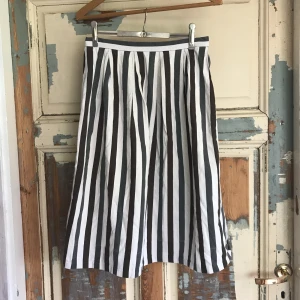  - Vintage randig kjol i trendig ”amish”-style. 