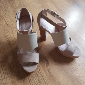 Blanco kork klackskor  - Superfina klack från Blanco!! Mycket bra skick, använda fåtal gånger. Klackarna är gjorda i kork. Skorna i mocka liknande material och mitten delen av något annat. 2cm platå, 8cm klack (10cm).