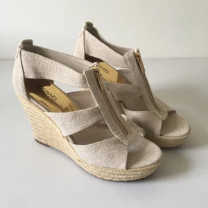  - Michael Kors Damita Canvas Espadrille Wedge Beige storlek 39 Nypris 1200:- Endast använda en gång   https://www.michaelkors.eu/en_SE/damita-canvas-espadrille-wedge/_/R-40S2DMMS2D?color=0001&ecid=MKC_SE_En_PLA  