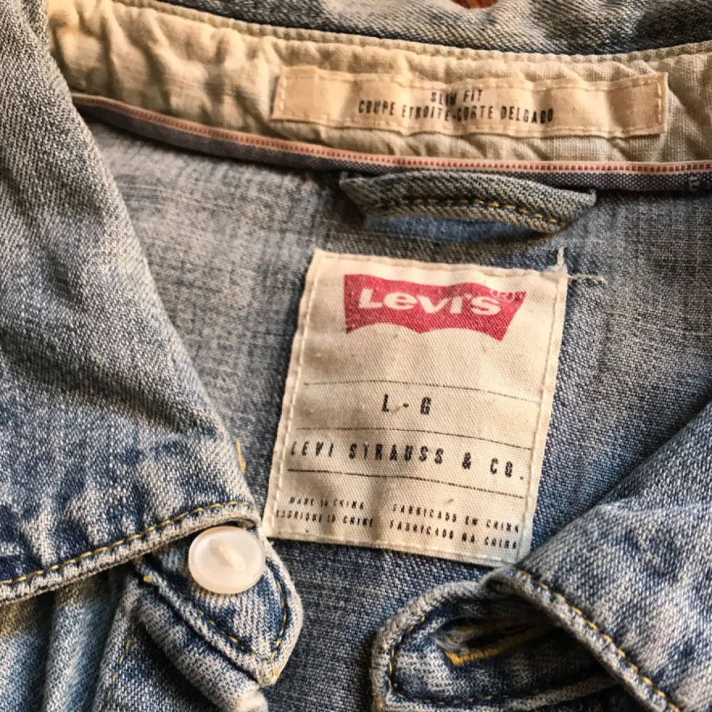 Levis jeansskjorta slim fit i storlek large. Trevligt använt skick. Kan hämtas i Uppsala eller skickas mot fraktkostnad . Skjortor.
