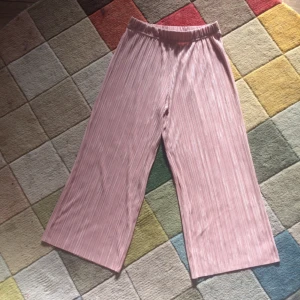  - ett par super sköna sommarbyxor från primark. inköptes förra sommaren och har används ett fåtal gånger. resårbandet gemensamt med att byxorna är vida gör att byxorna kan passa många olika kroppsformer. köparen står för frakt.