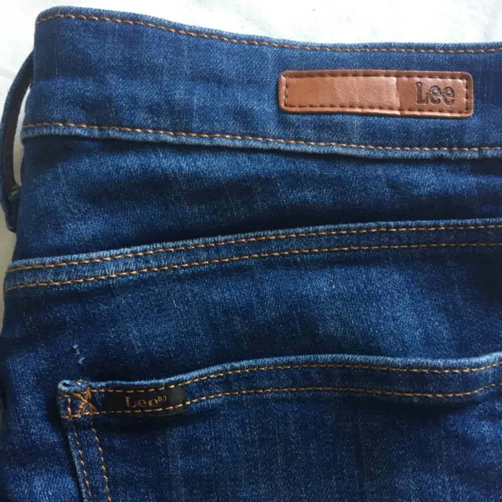 Ett sparsamt använda jeans från Lee i modellen scarlett. Nypris 899kr. Använda runt 5 gånger så dom är i nyskick. Tar endast emot swish köparen står för frakt. . Jeans & Byxor.