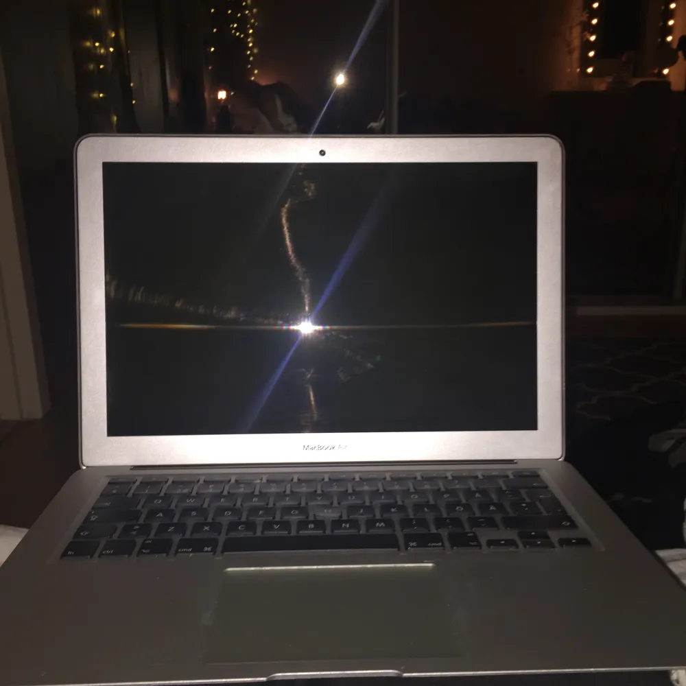 MacBook Air 13 tums, 2015 versionen. Använd i ca ett halvår. Säljer den då jag inte behöver den längre. Den har en vattenskada som gjorde att datorn stängs av om inte laddaren är i. Annars funkar den som den ska. Köpt för ca 9 000kr. Pris kan diskuteras. Övrigt.