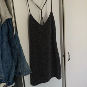  - Kort klänning från Zara, endast använd en gång. Frakt 40:-