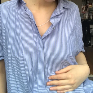  - Skjortklänning med fickor köpt på zara. Använd 1 gång. Möts upp i Stockholm annars tillkommer frakt!