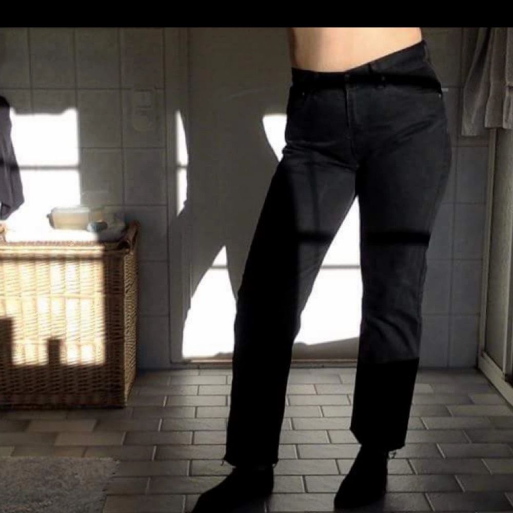 Svarta Levi’s 521, köpta här på plick men passade tyvärr mig inte. Sitter ungefär som en Large. Köparen står för frakt!. Jeans & Byxor.