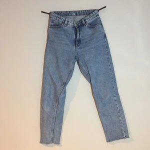  - Ljusblå momjeans från monki i fint skick! Avklippta nertill så lite kortare i längden än vanliga nya. Köparen betalar frakt! 