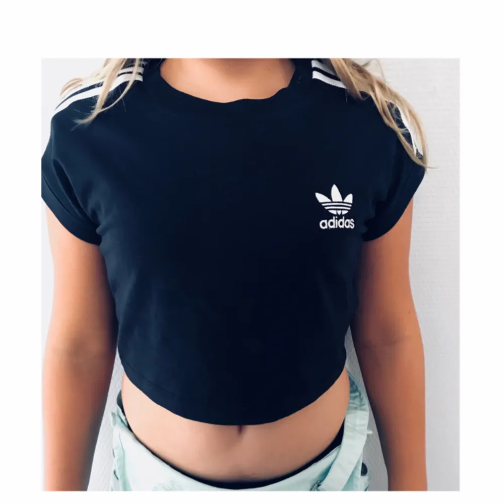 Svart adidas croptop  Aldrig använd, endast när bilden togs (på min lillasyster). Helt i nyskick!  Strl: S | är som xs i storlek.   Tar endast emot swish!. T-shirts.