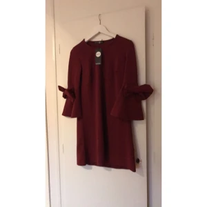  - Snygg röd klänning. Aldrig använd! 