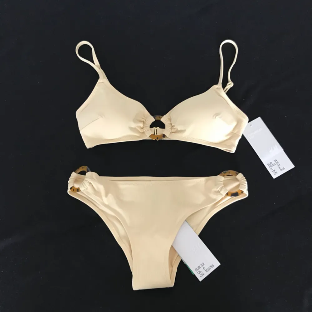 Säljer en beige bikini från H&M som nyss är inköpt men ångrade mig. Toppen är storlek 34 och passar en XS/75, trosorna är storlek 32 men OBS passar mig som är en vanlig XS eller 34. Endast provad och hygienskyddet kvar! Köparen betalar frakt. Övrigt.