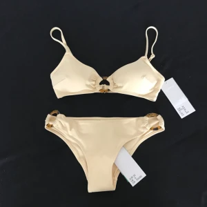  - Säljer en beige bikini från H&M som nyss är inköpt men ångrade mig. Toppen är storlek 34 och passar en XS/75, trosorna är storlek 32 men OBS passar mig som är en vanlig XS eller 34. Endast provad och hygienskyddet kvar! Köparen betalar frakt