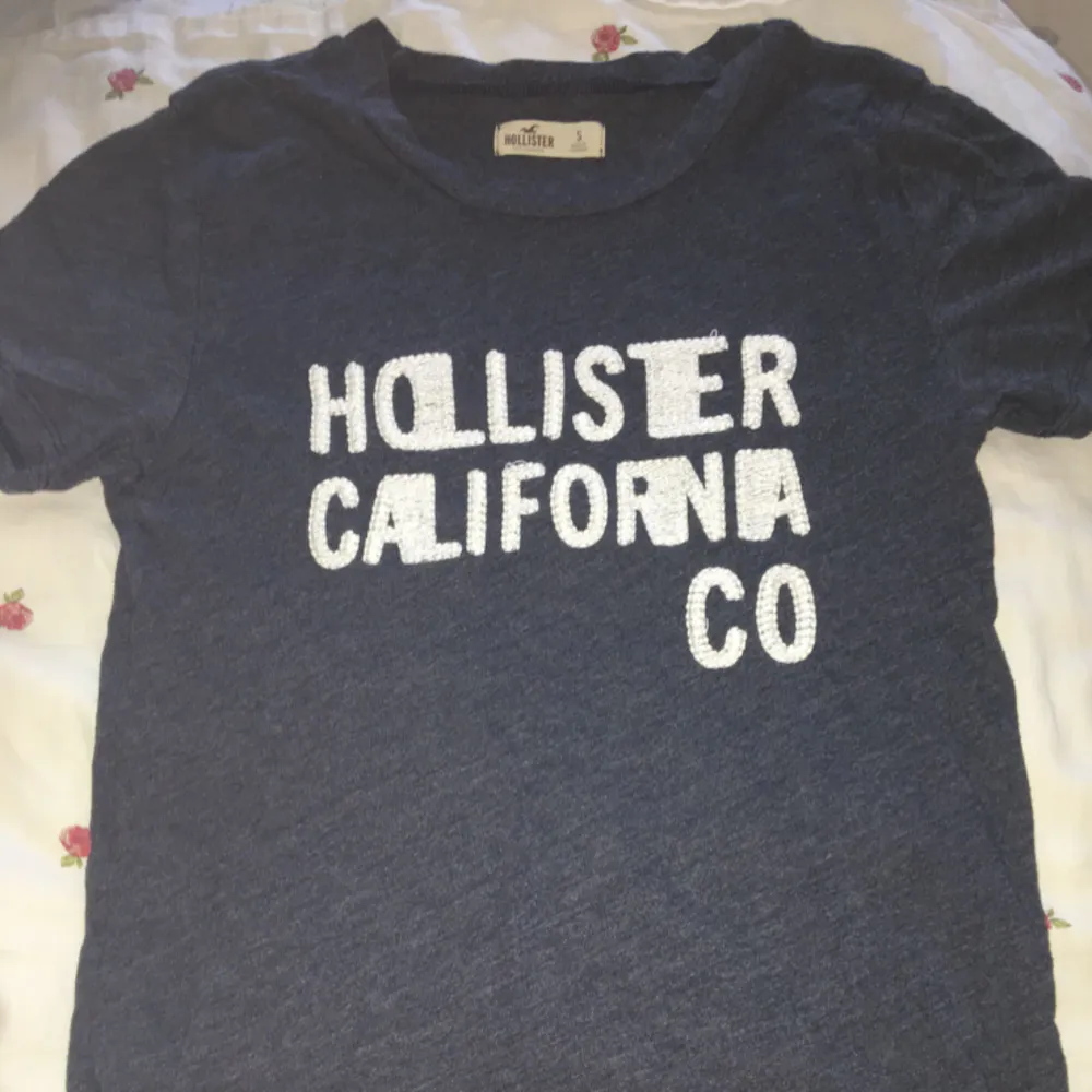 Hollister t-shirt med tryck.. T-shirts.