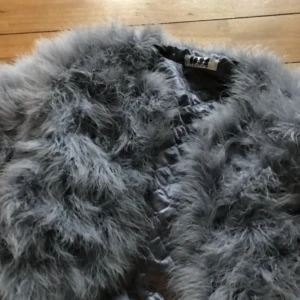  - Äkta pälsjacka från DM Retro, använd fåtal gånger!  Nypris 1200kr Köparen står för frakten🌸