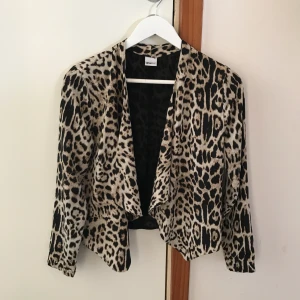  - Festlig kavaj i tunt material, leopardmönstrad. Aldrig använd 