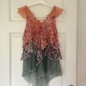 No-lita blus - Nolita blus. Blusen passar de flesta kroppsstorlekar. Kan mötas i Göteborg men även skicka om köparen betalar frakt. 🌸