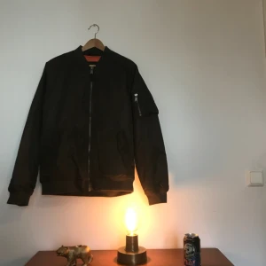  - Rakare bomber som håller värmen. Knappt använd. Köpt i London. Färg: mörkgrön