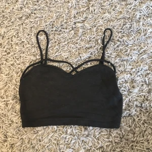  - Suzanne bralette från brandy melville, väldigt populär och i bra skick från Brandy melville.