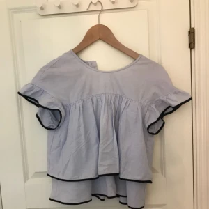  - Säljer denna fina blus från Zara. Använd max 5 ggr. Storlek M men funkar även som en S!