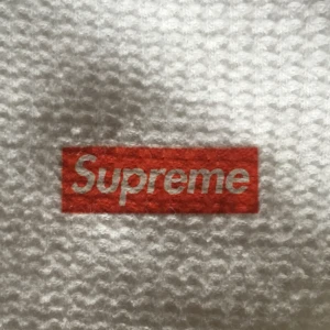  - äkta basic supreme långärmad tröja. tyget är smått genomskinligt, materialet är underbart och hög kvalite. använd endast fåtal gånger! kontakta för mer bilder etc.