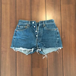  - Säljer dessa mörkblå levisshorts i w26.