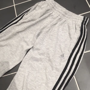  - Adidas mjukis byxor med storlek 158 (XS) finns ett jättelitet hår baksidan som knappt syns om man inte kollar nära. (bild kan skickas på dm om det önskas) frakt inräknad i priset