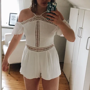  - Playsuit från NA-KD endast använd 2 gånger. Storlek 10 (vilket motsvarar S). 