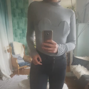  - Tröja från Back. Färg i grå. 92% viscose och 8% elastane. Mycket mjuk material.