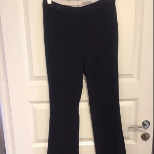  - Svarta hellånga kostymbyxor från hm. Bootcut. Endast prövade.   Garderobsrensning, se mina övriga annonser. Möjlighet till samfrakt.   Köparen står för frakt. Ansvarar ej för postens ev slarv.