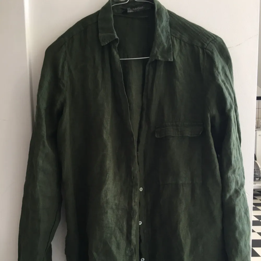 Grön oanvänd linne skjorta st M. Skjortor.