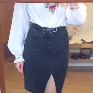  - Snygg lite lägre svart jeanskjol med slits där fram. Från LA Jeans, köpt på Beyond Retro och använt enstaka gånger. 