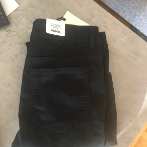  - Oanvända svarta jeans med hög midja. Säljer pga för korta för mig 