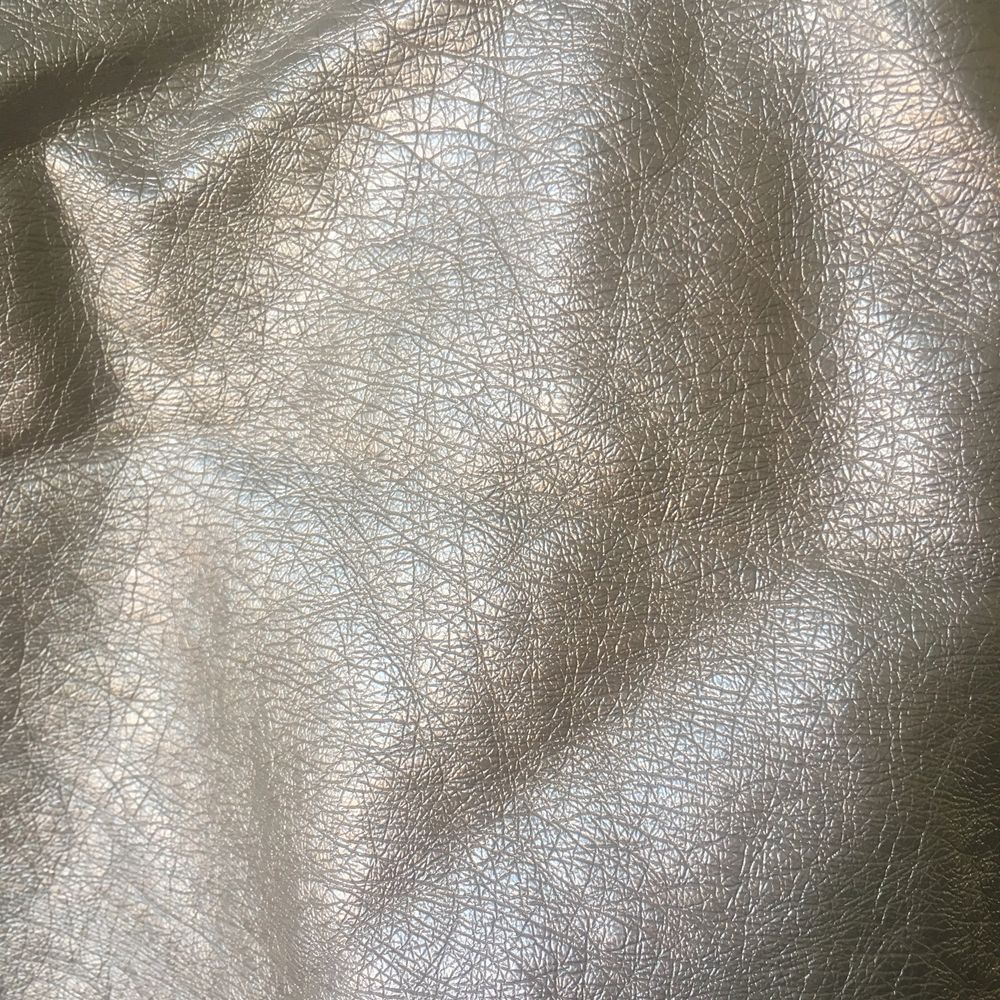 Metallic guld pennkjol. Aldrig använd, då den är för stor på mig, tyvärr. Jättesnygg💫💫 Nypris 199:-. Kjolar.