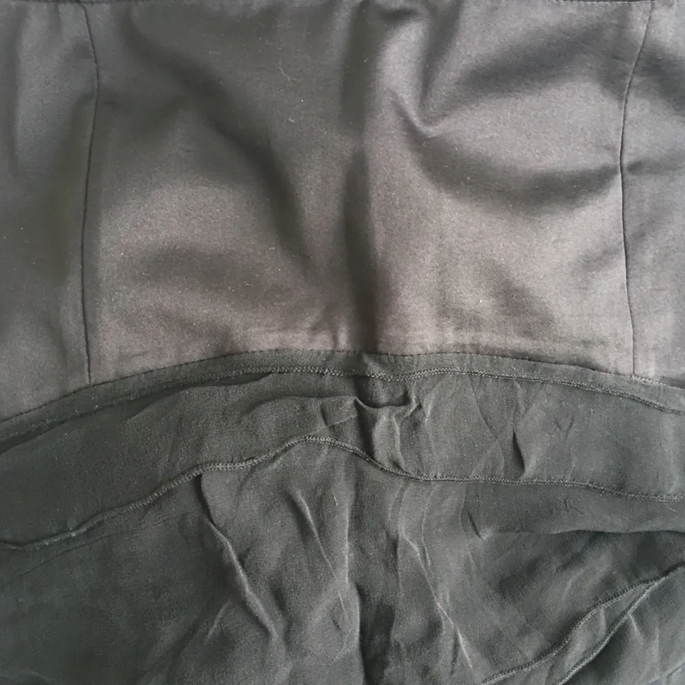 Kort kjol från franska Kookaii i satin med överlappande volanger. Jätte fint skick ock kjol! Storlek 38. Kjolar.