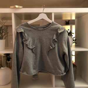  - Grå Zara tröja med volanger, bra skick!