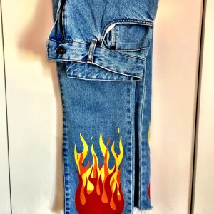  - Ett par tuffa boyfriend jeans med flammor nedtill! Använda tre ggr! Köparen står för frakten på 150kr eller mötas upp! Jeansen är som en 38-40! 