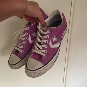 - Lila converse i bra skick! Passar även strl 37. Frakt ingår i priset 🌞