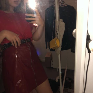  - As ball lackad kjol från bershka i storlek M i fint skick Säljer då den tyvärr är för stor för mig  Frakt tillkommer 