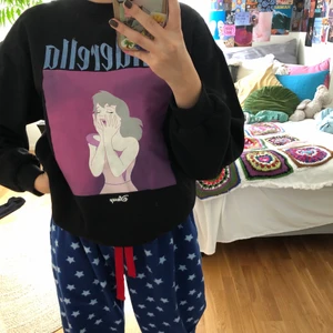 Disney sweatshirt  - En fin sweatshirt ifrån H&M med Disney motiv💗 sitter lite oversized på mig som vanligen är en S, i bra skick då jag bara använt den ca 5 gånger! 