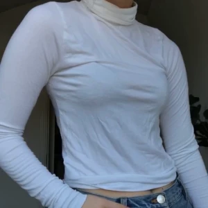 vit polo - En vit polo som är perfekt att ha under sweatshirts och stickade tröjor nu till hösten, eller för sig själv. Storlek medium men passar som en small (Säljer även den blåa tröjan) 🦋