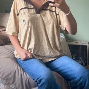 Vintage t-shirt - Second hand - fyndad skön oversized piké/t-shirt i beige. Skön kvalitet, fint tryck på bröstet. 