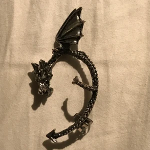 fejkörhänge drake - skitcool ”cuff” eller fejkörhänge som är en drake som lixom hänger runt örat. 