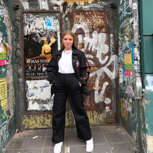 & Other stories byxor - Säljer mina älskade byxor från other stories, pga att de tyvärr inte kommer till användning! Skitsnygga till dr martens!! Nypris 699kr, säljs inte längre på hemsidan! Min längd 165 cm