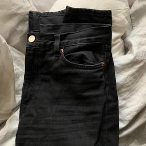 Ett par sparsamt använda yoko jeans från monki, storlek 26!! Köptes för 400, säljer för 150+frakt 🪐🪐 innerbenslängd: 78cm