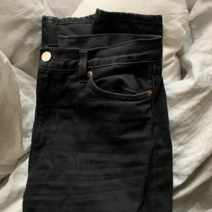 Svarta yoko jeans 26 - Ett par sparsamt använda yoko jeans från monki, storlek 26!! Köptes för 400, säljer för 150+frakt 🪐🪐 innerbenslängd: 78cm