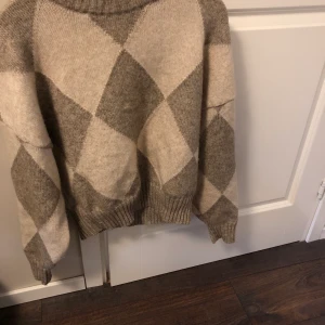 Stickad tröja  - Superfin, stickad tröja från HM. Passar perfekt nu till hösten. Köpt för 400 kr, säljer för 200 kr exklusive frakt. 