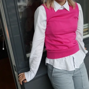 Rosa väst från gant 💓 - Väst från Gant i jättebra skick! Storlek saknas men passar alla mellan XS-M beroende på vilken passform man vill ha. Kan mötas upp i Sthlm annars står köparen för frakt 🌷🌸💓
