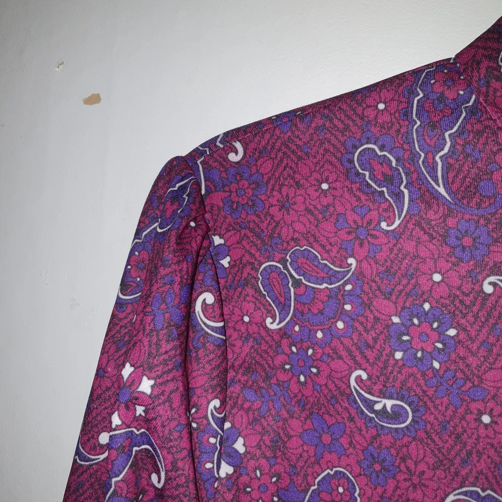 vintage skjorta med små puffar vid ärmarna, bra skick å härliga färger! del av set med midikjol, som hittar i min profil :-). Skjortor.