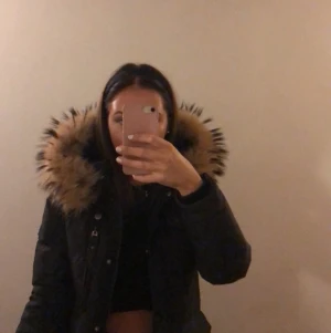 Hollies jacka storlek  36 - Den är använd väl och är i ett fint skick, haft den under två vintrar. Det är storlek 36. Jag som vanligtvis är en s får plats i den med hoodie, stora tröjor mm. Pälsen är äkta. Jag kan mötas upp i Göteborg och även skicka med frakt men då står köparen för fraktkostnaden☺️